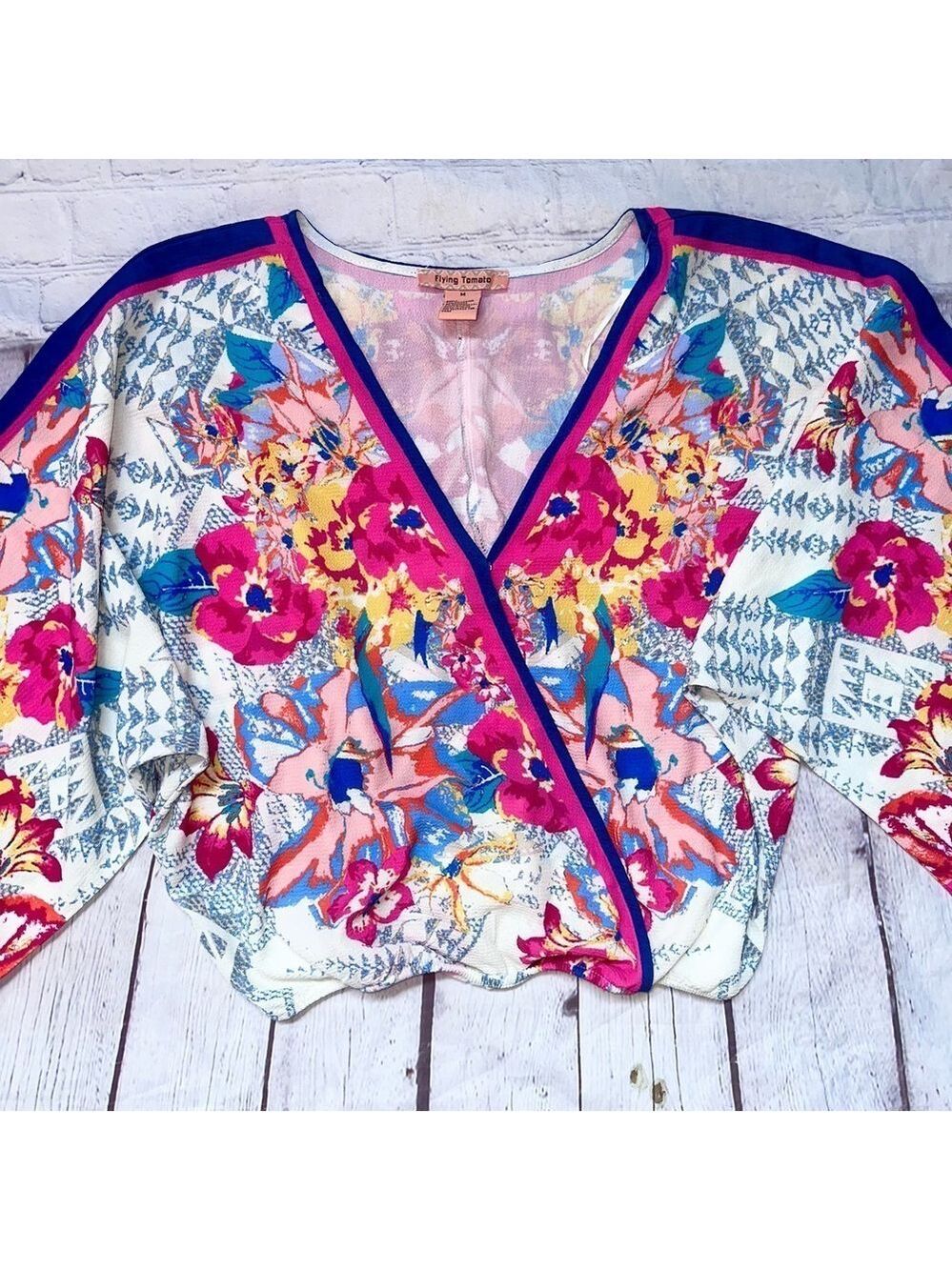 NWOT Women’s Medium Flying Tomato Cropped Kimono Sleeve Floral Top